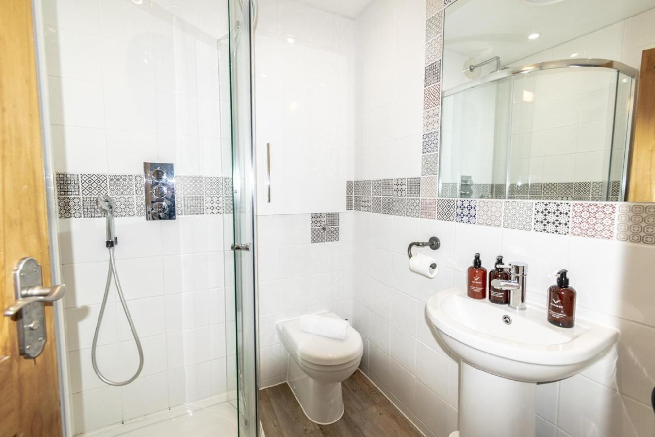 Stylish 2 Bedrooms Cosy & Bright Cottage, Pet Friendly, Sleeps 5, Titchfield Village - Summer Special Offer!! - By Blue Puffin Stays Exterior foto