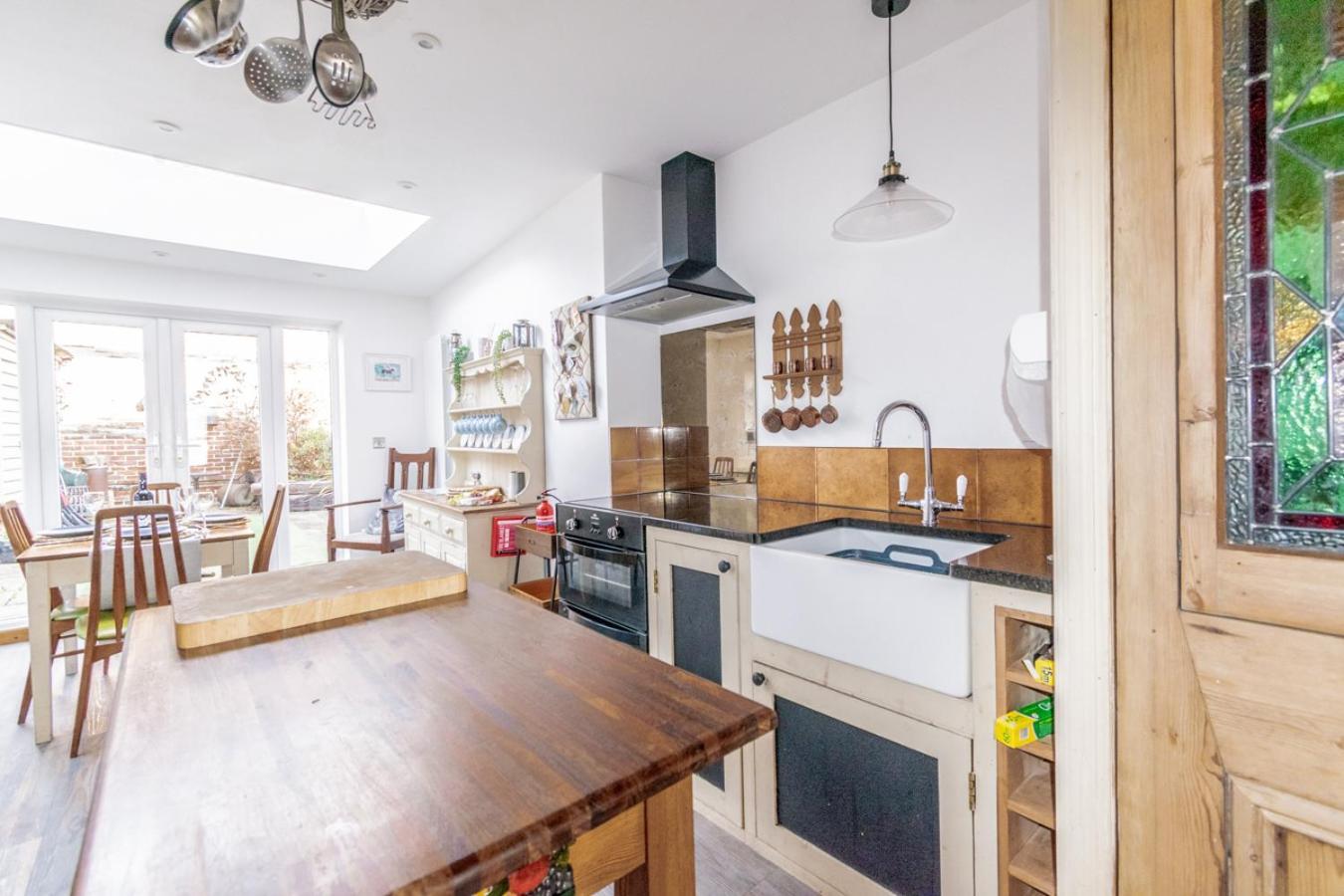 Stylish 2 Bedrooms Cosy & Bright Cottage, Pet Friendly, Sleeps 5, Titchfield Village - Summer Special Offer!! - By Blue Puffin Stays Exterior foto