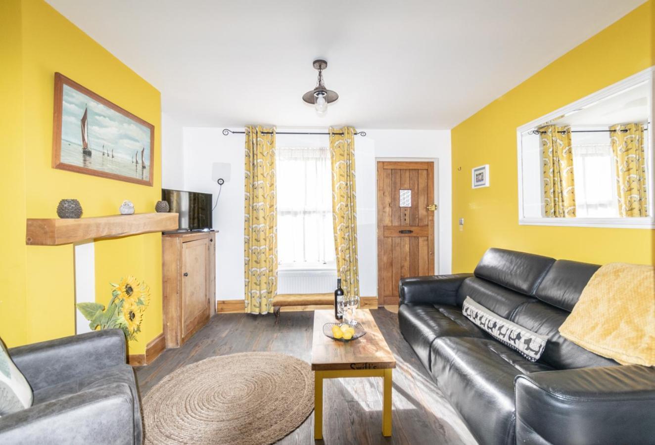 Stylish 2 Bedrooms Cosy & Bright Cottage, Pet Friendly, Sleeps 5, Titchfield Village - Summer Special Offer!! - By Blue Puffin Stays Exterior foto