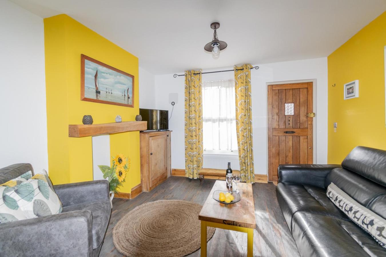 Stylish 2 Bedrooms Cosy & Bright Cottage, Pet Friendly, Sleeps 5, Titchfield Village - Summer Special Offer!! - By Blue Puffin Stays Exterior foto