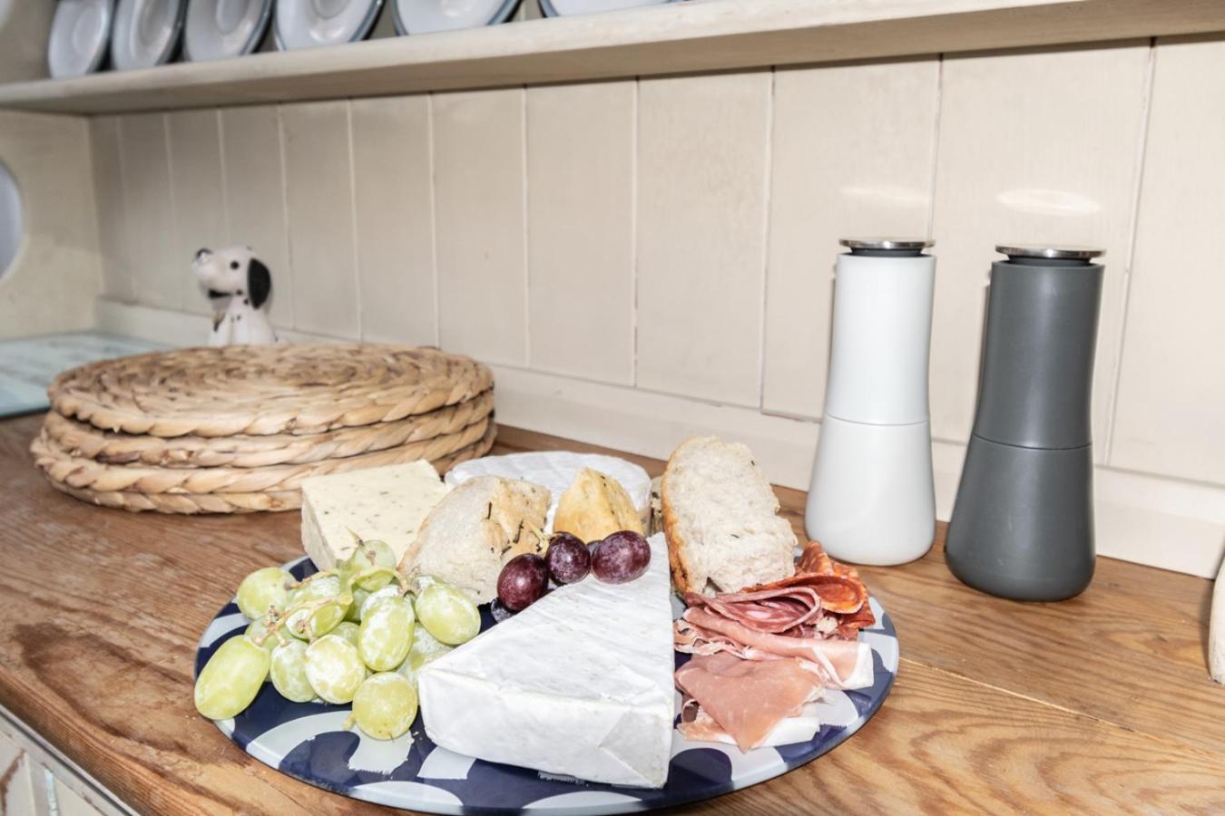Stylish 2 Bedrooms Cosy & Bright Cottage, Pet Friendly, Sleeps 5, Titchfield Village - Summer Special Offer!! - By Blue Puffin Stays Exterior foto