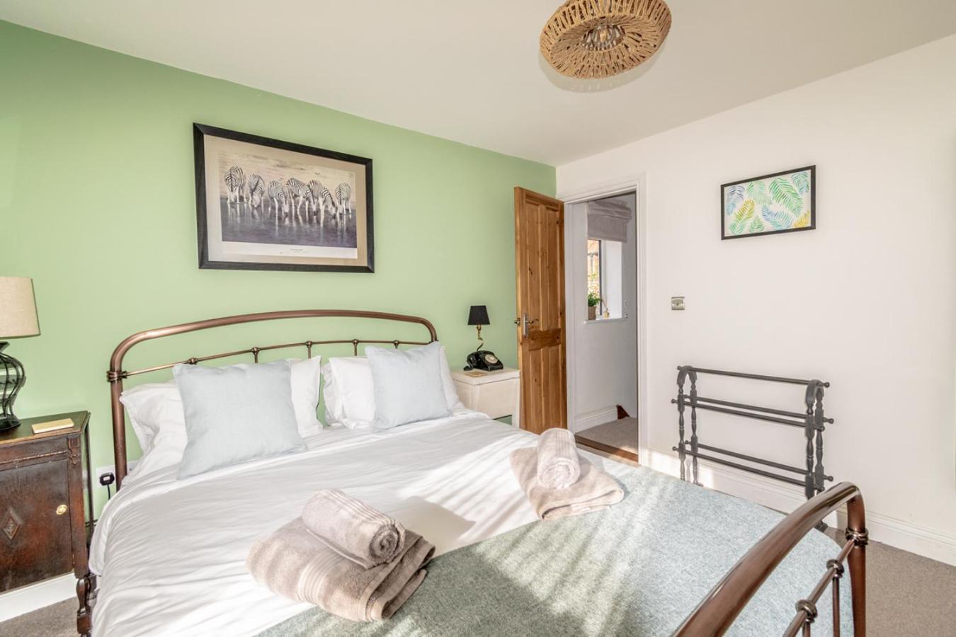 Stylish 2 Bedrooms Cosy & Bright Cottage, Pet Friendly, Sleeps 5, Titchfield Village - Summer Special Offer!! - By Blue Puffin Stays Exterior foto